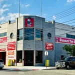 Discount Tire Group 北美轮胎零售门店外观，展示专业汽车服务环境