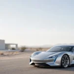 银色未来感纯电超跑行驶在沙漠公路上，特斯拉Roadster 2.0发布前瞻